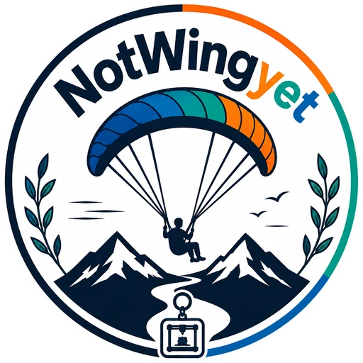 NotWingyet logosu: dağların üzerinde süzülen bir yamaç paraşütü